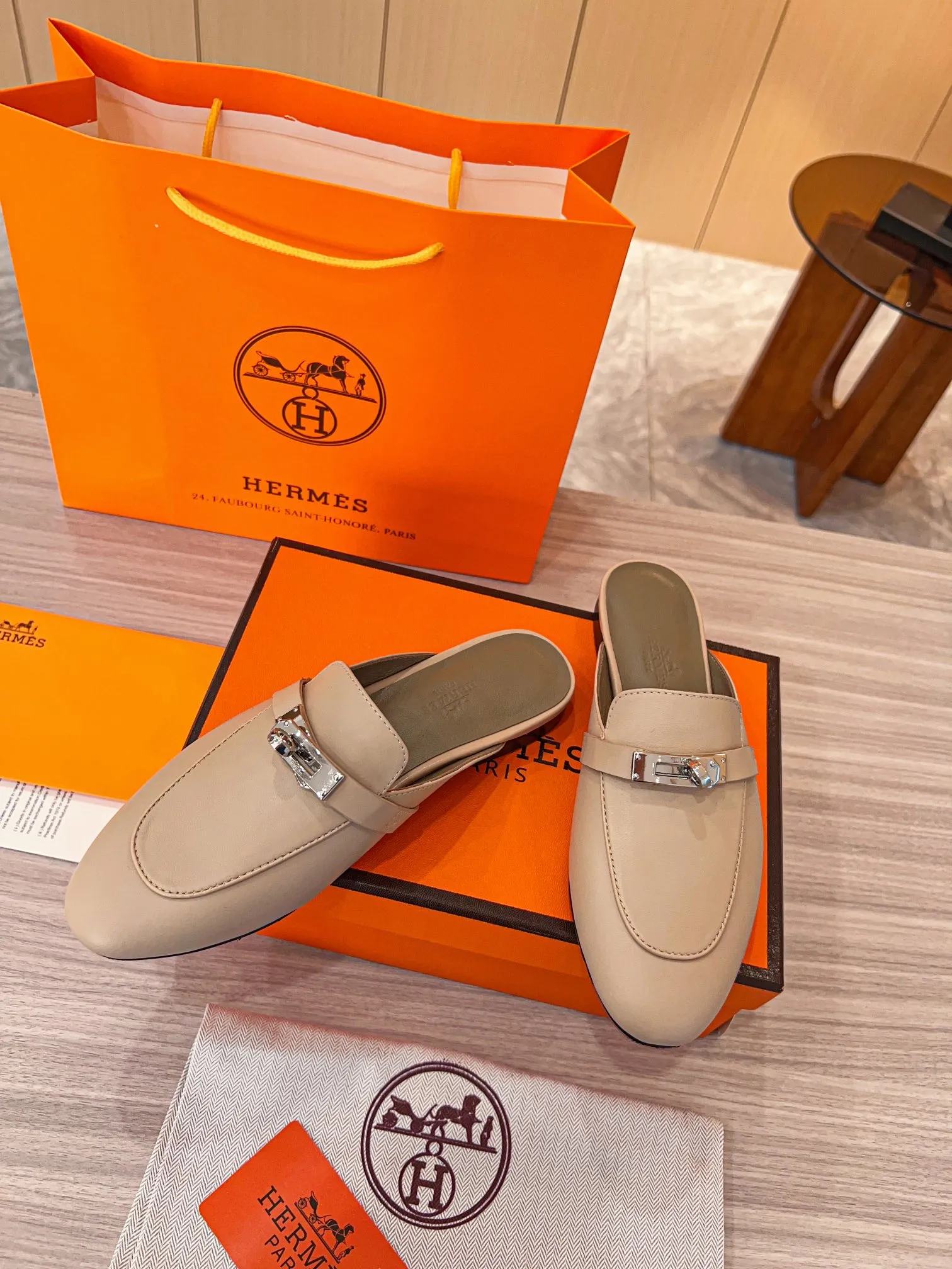 👟👟Ex-factory price 560👟👟 🐎2023 top product Hermes new genuine handmade shoes, purely handmade, a must-collect item! The perfect holiday accessory! Our pursuit of quality products is always the best! Don't give in! Comfort and originality, not following trends, and not deliberately expressing oneself are the consistent pursuits of Hermes and its fans! [Material] ✅Upper: Hermers original calfskin ✅Foot pads: Made of imported original fabric 5D color printed pads ✅Outsole: Italian genuine leather outsole (pursuing top walking comfort) [Number of codes] 34-42 [Packaging] Comes with a full set of original packaging, code 35-42